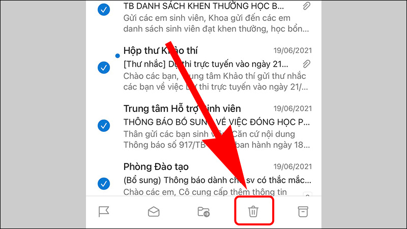 Nhấn vào biểu tượng thùng rác để xóa hết email